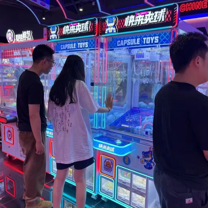 آلة ألعاب الكبسولات والجرافات  - مراجعة Prize Capsule Toy Machine وسعره
